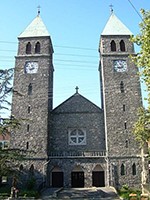 Badacsonytomaj - římsko-katolický kostel, postavený z černého bazaltu
