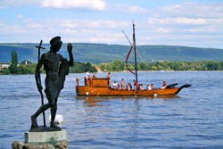 Tata - Staré jazero, v popredí socha
